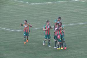 SÉRIE B: Robert afunda o Ceará, Bahia cai em Bragança, Macaé goleia e Paysandu encosta no bolo