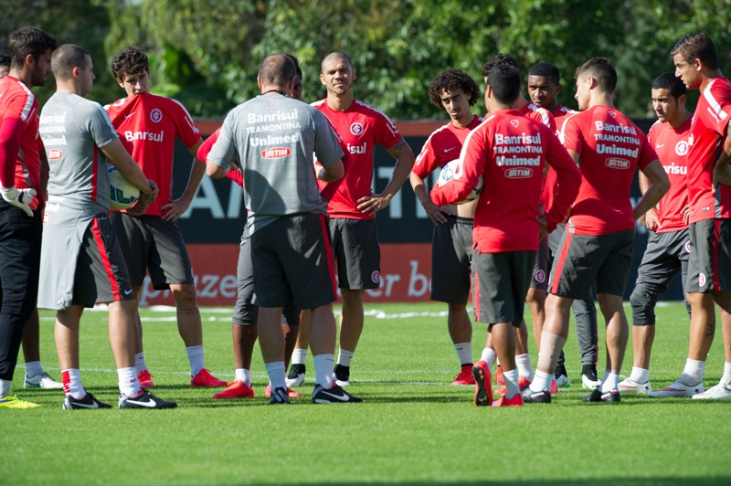 Diego Aguirre conversa com os jogadores no último treino antes da partida frente ao Coritiba