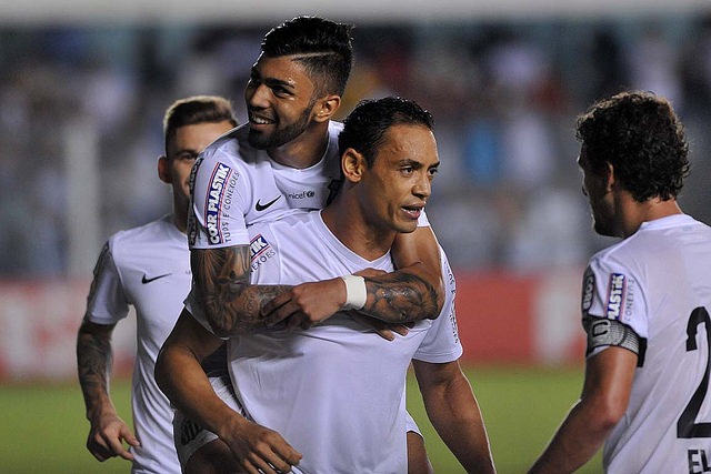 Ricardo Oliveira deixou o jejum de lado e marcou mais uma vez, agora de penalti.