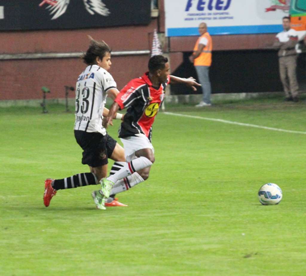 Corinthians foi bem no primeiro tempo e acabou pressionado na segunda etapa