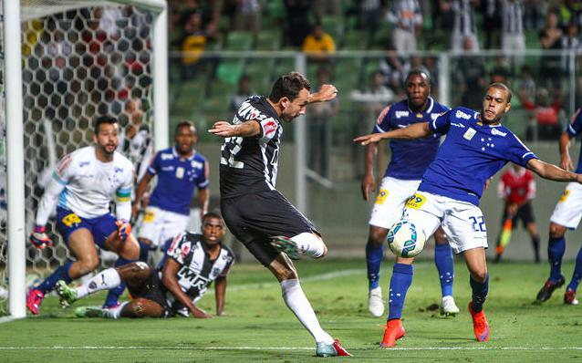Atlético Paranaense saiu na frente no Independência, mas levou a virada do Cruzeiro, por 3 a 1.