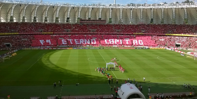 Torcida fez homenagem ao ex-jogador Fernandão