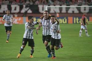 Jadson dá nota 8 ao Corinthians após vitória em Joinville