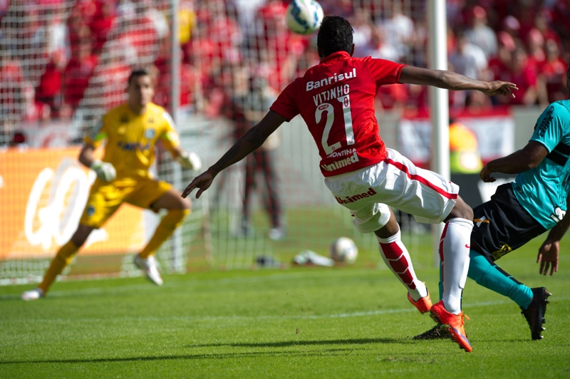 Vitinho marcou um golaço contra o Coxa Branca