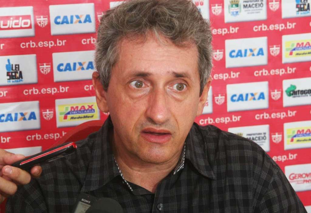 Alexandre Barroso não resistiu a mais uma derrota do CRB na Série B