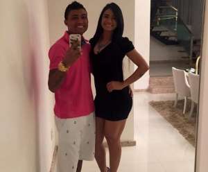 Vira casaca? Artilheiro do Bahia, Kieza engata romance com Naiane Oliveira, musa do Vitória