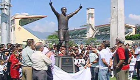 Apertado pela Imprensa, Eurico Miranda disse que estátua de Romário foi pelo miléssimo gol...