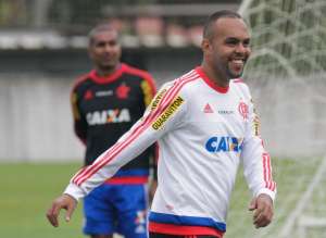 Ex-matador do Flamengo, Alecsandro chega para acertar com o Palmeiras no meio de turbulência