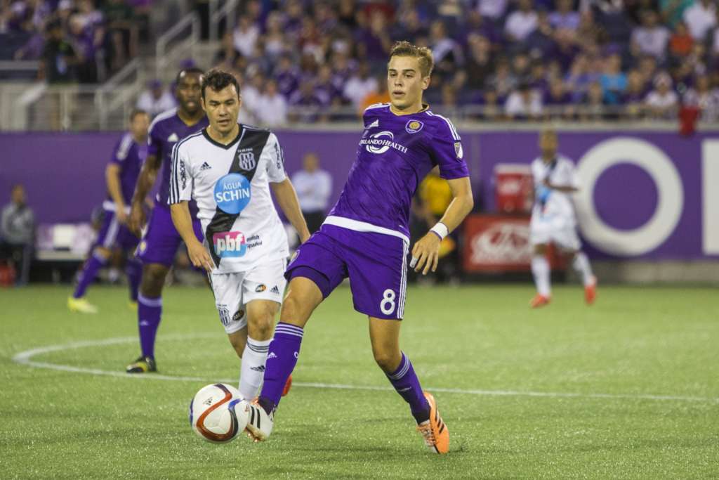Renato Cajá disputa lance em amistoso da Ponte Preta com Orlando City: Da Macaca, jogador só sai para o exterior