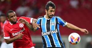 Douglas treina em dois períodos e deve reforçar Grêmio contra Atlético-PR