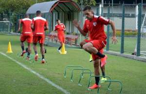 Paulo Miranda sofre estiramento e vira desfalque no São Paulo