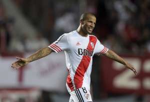 Carlos Sánchez, meia da seleção uruguaia e do River Plate, é o novo alvo do Corinthians