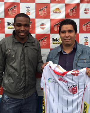 Vinicius apresentado ao lado de Marco Gama, diretor do CATS