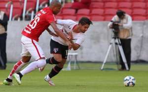 Pato retorna aos treinos, mas fica entre os reservas no São Paulo que contou com Centurión