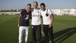 Ídolo do Corinthians, Dentinho comparece ao treino e revela desejo de voltar ao clube