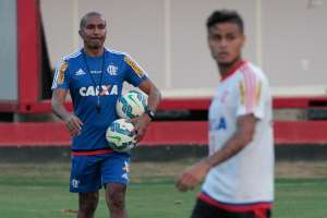 Cristóvão monta Flamengo com Eduardo da Silva titular e Cirino no banco