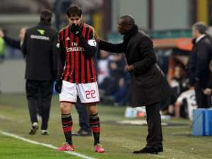 Santos sonda Seedorf e Roberto Carlos para substituir Marcelo Fernandes