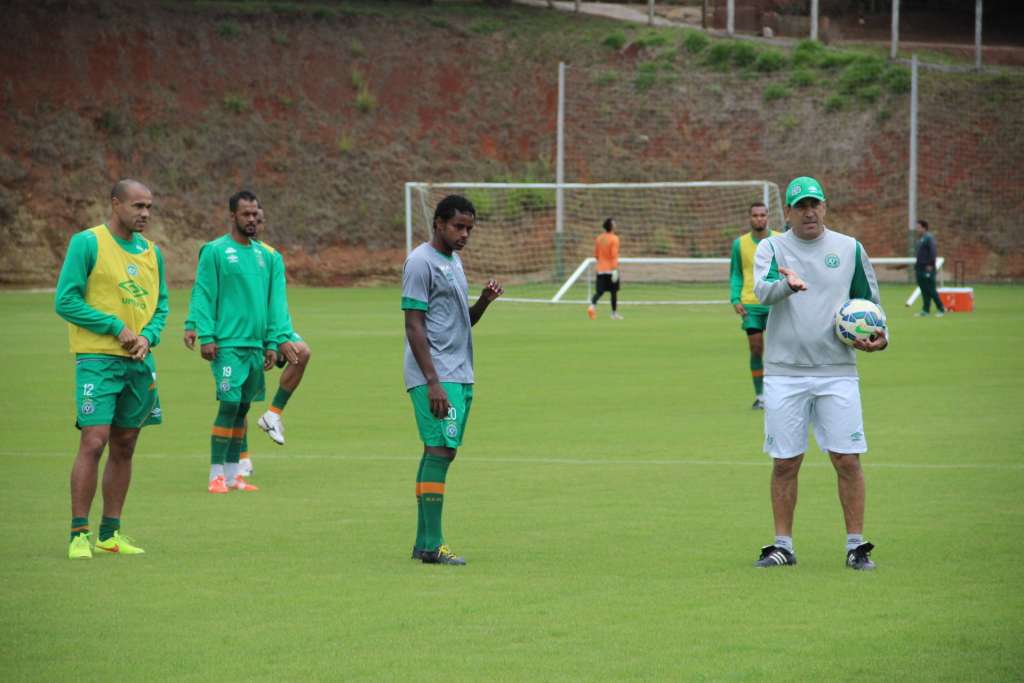 Vinícius Eutrópio comanda treino na Chapecoense