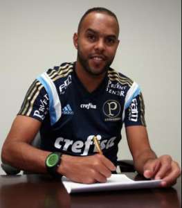 Palmeiras confirma contratação do atacante Alecsandro