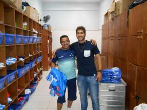 Ex-cruzeirense Lucas Silva visita Toca da Raposa e anima treino