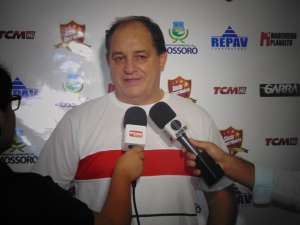 Técnico com experiência internacional, Edson Porto busca um novo clube na carreira