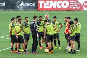 Levir Culpi revela salários atrasados no Atlético-MG, mas diretoria nega