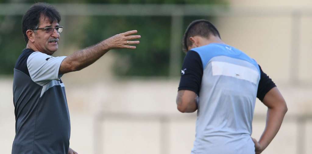 René Simões disse que vai orientar os jogadores a continuarem no clube até o fim da Série B