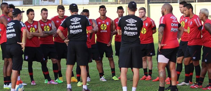 Adilson Batista realizou um treinamento em Recife nesta sexta-feira, mas não divulgou o time titular - José Carlos Fornér/JEC