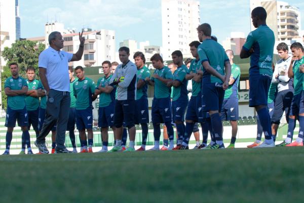 Hélio dos Anjos espera um jogo bastante complicado em Campinas, mas confia no elenco esmeraldino