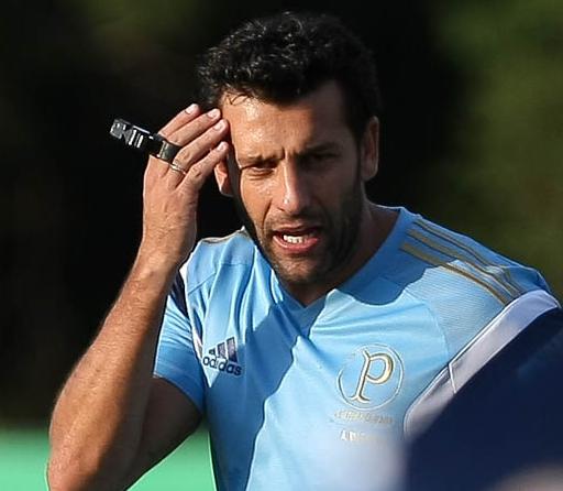 Alberto Valentim quebra a cabeça para substituir Oswaldo de Oliveira no Palmeiras