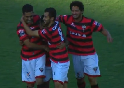Juninho comemora gol do Atlético-GO