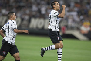Jadson marcou o gol que abriu o caminha para a virada alvinegra
