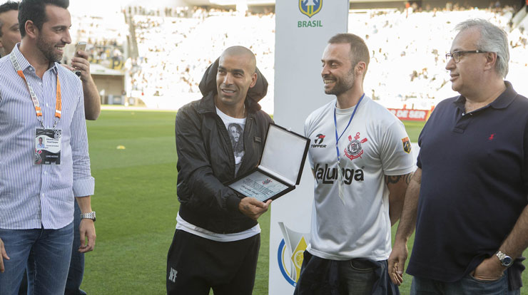 Emerson Sheik recebeu homenagem do Corinthians