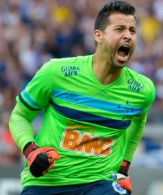 Fábio bate recorde com 634 jogos no Cruzeiro de ex-volante Zé Carlos, campeão brasileiro pelo Guarani em 1978
