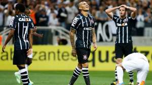 Emerson pede e presidente cogita homenagem a Guerrero no Corinthians