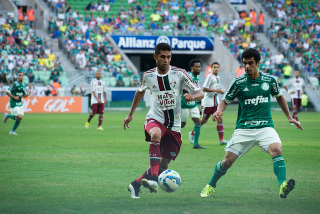 Renato do Fluminense e Egídio do Palmeiras na disputa de bola. O Palmeiras bateu o Fluminense já nos acréscimos. - Foto: Fluminense Oficial