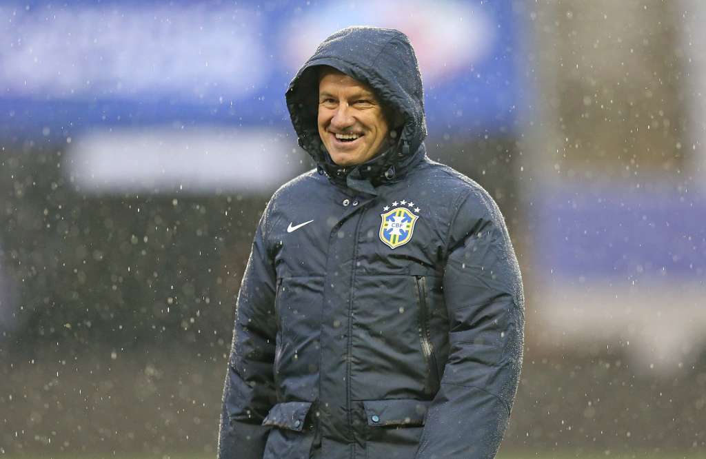 Dunga comemorou a vitória apertada. Foi por pouco - Divulgação