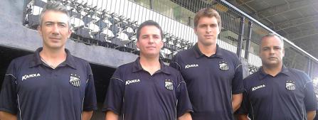 Osmar Loss entre os membros de sua comissão técnica