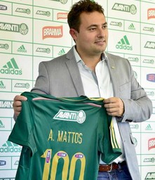 Mattos diz que ter contratado 22 jogadores foi um erro necessário no Palmeiras