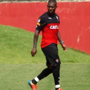 Série B: Volante Amaral pede apoio da torcida para Vitória brigar pelo acesso