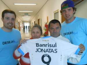 Goleiro do Grêmio, Tiago participa de ação do Instituto Desejo Azul no Hospital da Criança Santo Antônio