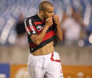 Emerson treina no Ninho do Urubu antes de acertar volta ao Flamengo