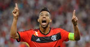 Ídolo do Flamengo, Léo Moura pode voltar ao Brasil para vestir a camisa do Fluminense