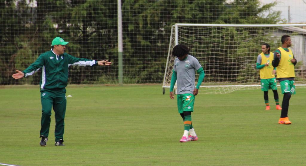 Vinícius Eutrópio orienta William Barbio em treino matutino da Chapecoense