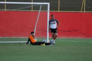 Série B: Vitória faz treino tático e zagueiro Ramon segue no Departamento Médico