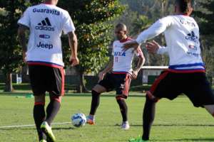 Emerson Sheik treina entre os titulares e deve reestrear no Flamengo neste sábado