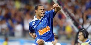 Mayke volta a ficar fora de treino e deve desfalcar o Cruzeiro contra a Chapecoense