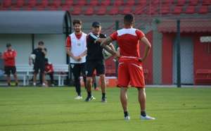 Alexandre Pato não desiste de romper contrato com Corinthians e São Paulo