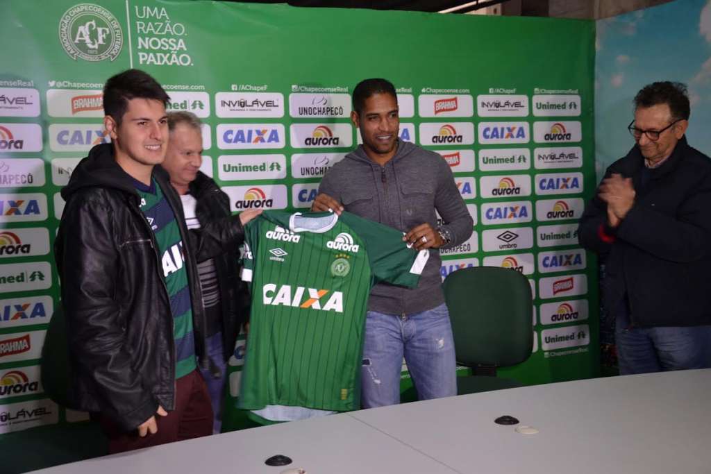 Cléber Santana é apresentado na Chapecoense
