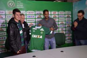 Chapecoense apresenta Cléber Santana, ex-volante de Santos e São Paulo